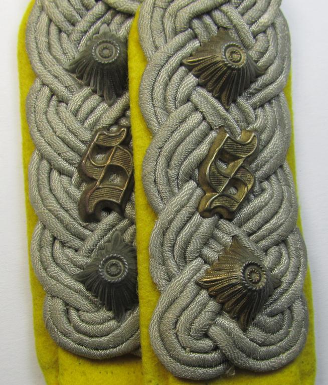 Attractive - and fully matching! - pair of 'high-ranked', WH (Heeres) cyphered officers'-pattern shoulderstraps piped in bright-yellow as was intended for an: 'Oberst eines Nachrichten-Schützen-Regiments'