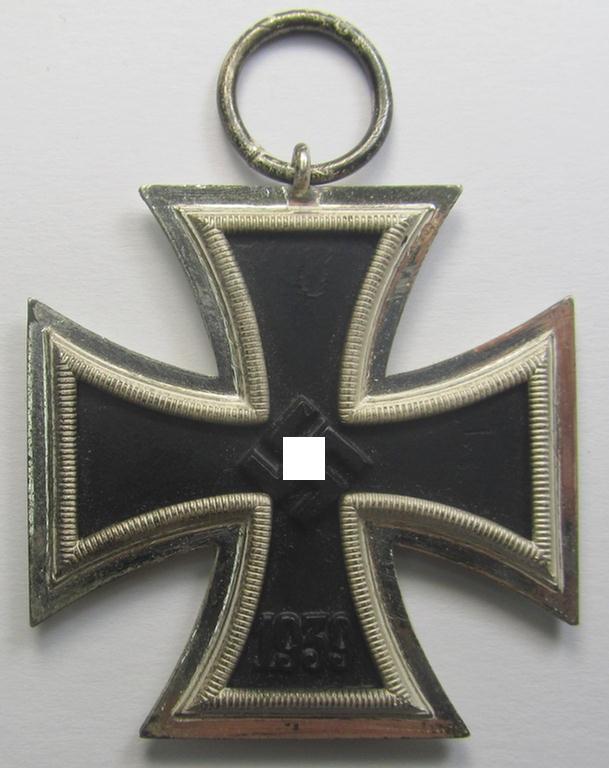 Attractive, 'Eisernes Kreuz 2. Kl.' (ie. Iron Cross 2nd Class) being a maker- (ie. '13'-) marked example that comes stored in its period 'Zellstoff'-based pouch as was produced by the: 'Gustav Brehmer'-company