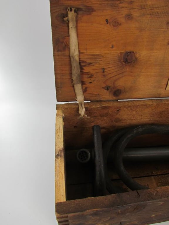 Luftschutz Entgiftungsspritze With Original Wood Crate