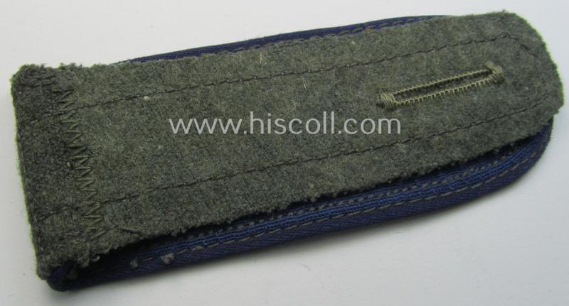 Single, later-war-period, so-called: 'M44'-pattern, simplified WH (Heeres) enlisted-mens'-type shoulderstrap as piped in the darker-blue-coloured branchcolour as was intended for usage by a: 'Soldat der Sanitäts-Truppen'