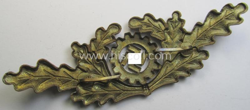 Superb, bright-golden-toned- and/or: 'Cupal'-based 'DAF' (ie. 'Deutsche Arbeitsfront') so-called: 'Werkschar'-cap-cocarde being a detailed example that shows a (double!) makers'- (ie. 'A'-) and/or: 'RzM M1/17'-designation