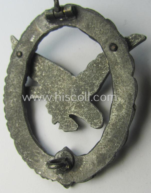 WH (Luftwaffe) 'Fliegerschützen-Abzeichen ohne Blitzbündel' being a non-maker-marked- and/or: typical zinc- (ie. 'Feinzink'-) based example as was  (I deem) produced by the maker: 'Wilh. Deumer'