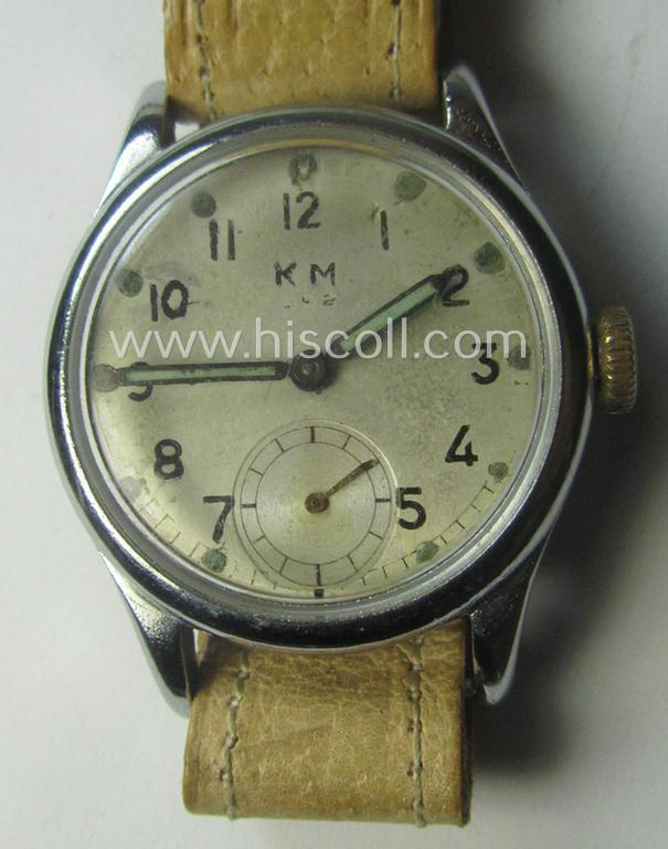WH (Kriegsmarine) WWII-period wrist-watch (or: 'Dienstuhr') of the make: 'K.M. Siegerin' having a beige-white-coloured dial-plate and neatly engraved number on its back that reads: '328949'