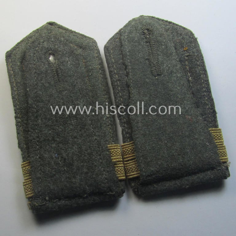 Superb - scarcely encountered and fully matching! - pair of 'cyphered' WH (Kriegsmarine) NCO-type shoulderstraps as was intended for usage by an: 'Unterfeldwebel u. Offiziers-Anwärter eines Küsten-Artillerie-Abtlgs.'