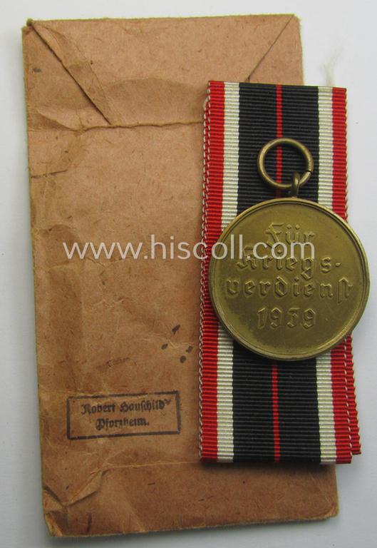 'Kriegsverdienstmedaille 1939'-set comprising of a non-maker-marked- (and/or: typical 'Buntmetall'-based!) specimen that came together with its ribbon and 'Zellstoff'-based pouch by the maker: 'Robert Hauschild'
