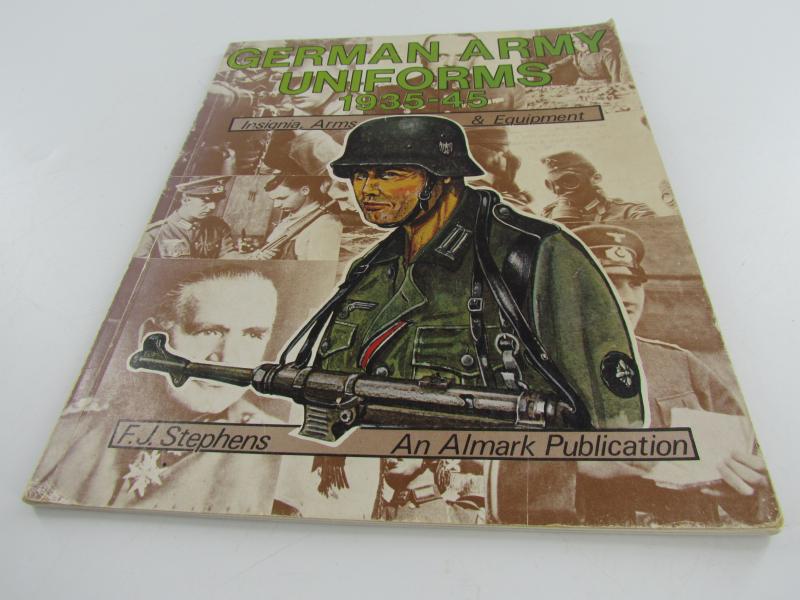 Book : German Army Uniforms 1935 to 45