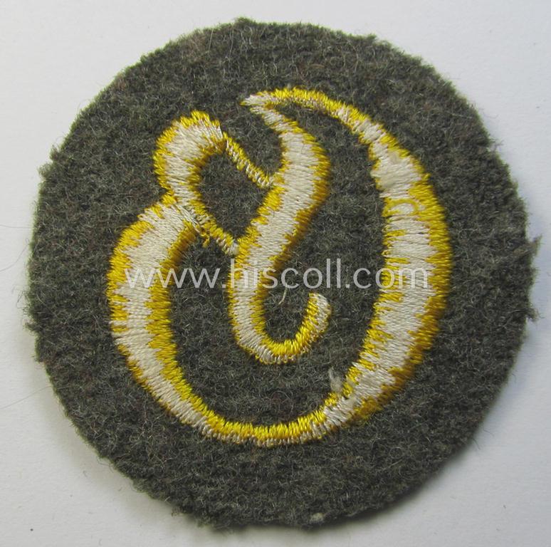 Neat - later-war-period- and actually quite scarcely encountered! - WH (Heeres) machine-embroidered, trade- or special-career insignia (ie. 'Laufbahn- o. Tätigkeitsabzeichen') as was intended for a: 'Geräteverwaltungs-Unteroffizier'