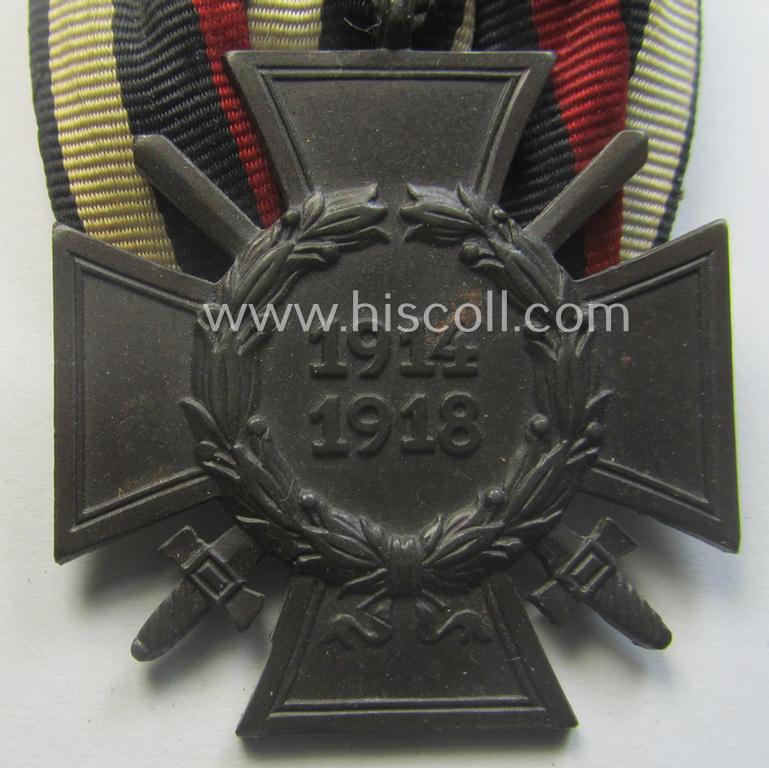 Golden-bronze-toned, so-called: 'Einzelspange' showing a: 'Frontkämpferkreuz 1914-18 mit Schwertern' (ie.: 'Kriegsteilnehmerkreuz 1914-18 mit Schw.') being a detailed- and/or zinc- ie. 'Feinzink'-based, specimen