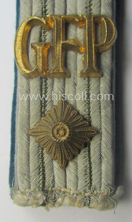 Single - and very scarcely encountered! - 'cyphered', officers'-type shoulderboard for a WH (Heeres) 'Feldpolizeiobersekretär o. Inspektor der Geheime Feldpolizei' (being of a rank comparable with an: 'Oberleutnant')