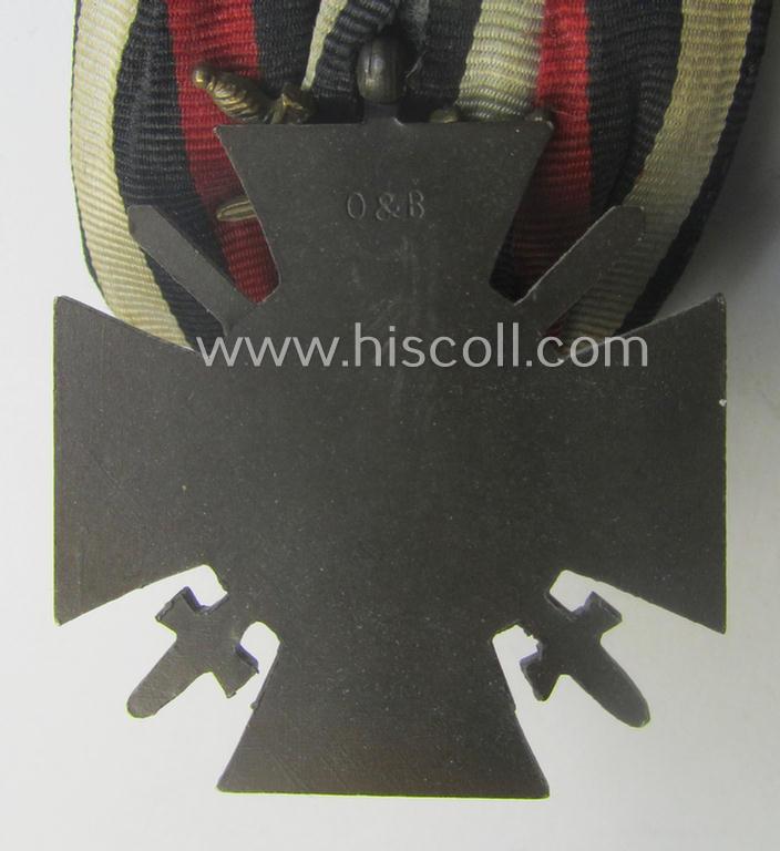 Golden-bronze-toned, so-called: 'Einzelspange' showing a: 'Frontkämpferkreuz 1914-18 mit Schwertern' (ie.: 'Kriegsteilnehmerkreuz 1914-18 mit Schw.') being a detailed- and/or zinc- ie. 'Feinzink'-based, specimen