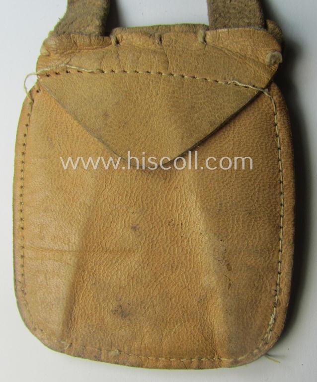 Natural-coloured- and/or genuine leather-based etui (ie. 'Tragetasche') as was intended to store an ID-disc (ie. 'Tragetasche für Erkennungsmarke')