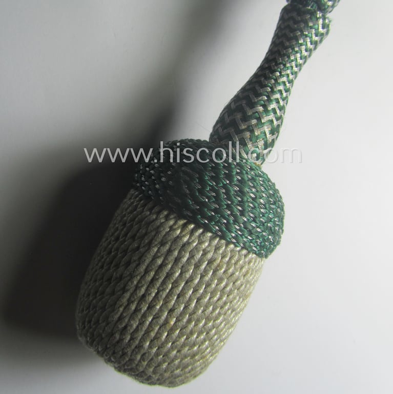 Darker-green- and silver-coloured, NCO-type side-arm knot (ie. 'Portepee' ie.: 'Troddel') as was used for the various WH-bayonets that comes in an overall very nice- (I deem 'virtually mint- ie. unissued'-), condition