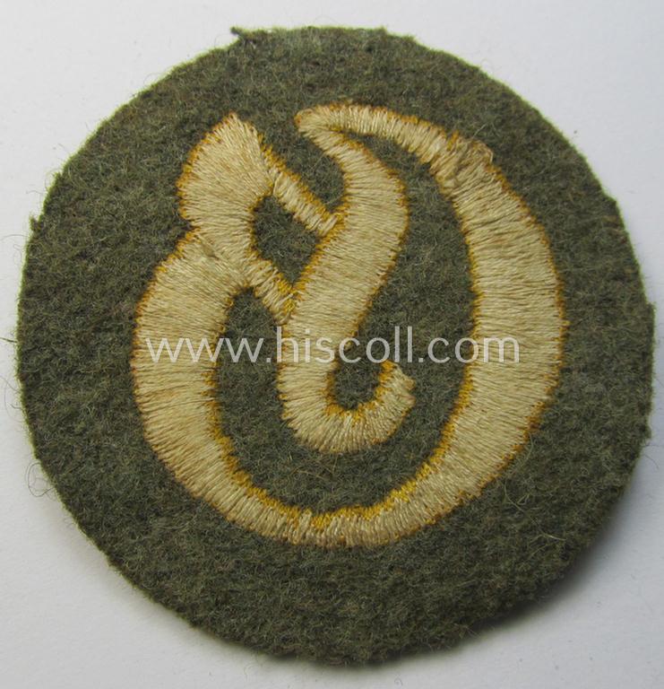 Neat - later-war-period- and actually quite scarcely encountered! - WH (Heeres) machine-embroidered, trade- or special-career insignia (ie. 'Laufbahn- o. Tätigkeitsabzeichen') as was intended for a: 'Geräteverwaltungs-Unteroffizier'