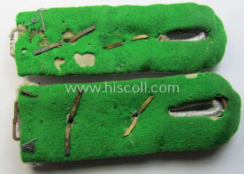 Neat - fully matching albeit regrettably moth-damaged - pair of WH (Heeres) officers'-type shoulderboards as piped in the bright-green- (ie. 'hellgrüner'-) coloured branchcolour as was intended for a: 'Hauptmann der Panzer-Grenadier-Truppen'