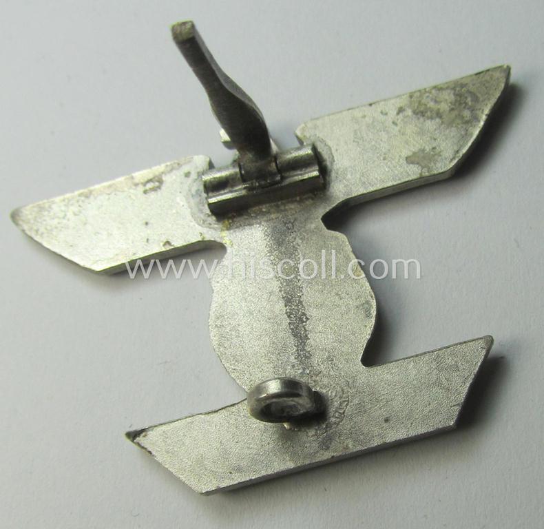 Superb, 'Wiederholungsspange zum EK I. Klasse' being a non-maker-marked example as executed in (tarnished) silver-toned 'Buntmetall' as was produced by the: 'Otto Schickle'-company and that comes in a wonderful- and untouched, condition