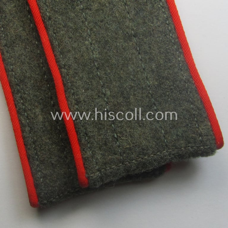 Superb pair of later-war-period, so-called: 'M44'-pattern and/or simplified, WH (Heeres) EM'-type shoulderstraps as piped in the bright-red-coloured branchcolour as intended for usage by a: 'Soldat der (Sturm)Art.-Trpn.'