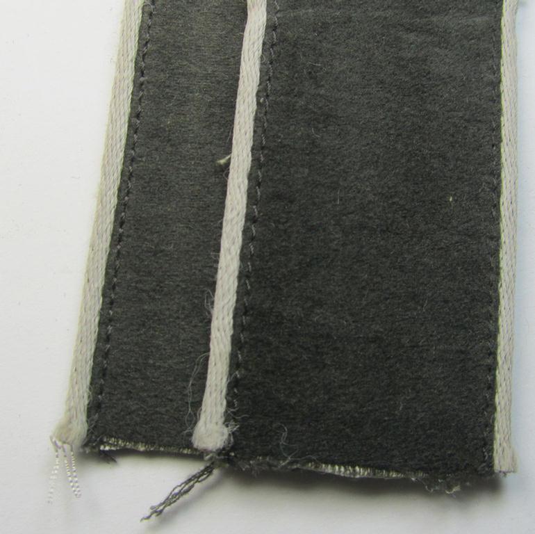 Attractive - and fully matching! - pair of DRK (ie. 'Deutsches Rotes Kreuz') white-piped, EM-type shoulderstraps as was intended for a: 'DRK Helfer'