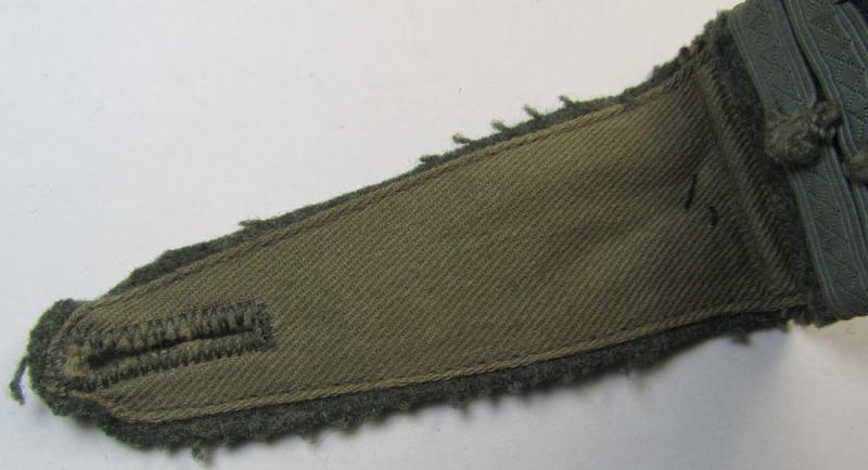 Single - but nevertheless scarcely found! - WH (Heeres) I deem mid-war period- (ie. 'M43'-pattern-) EM-type shoulderstrap as was intended for usage by a: 'Soldat u. Feldwebel-Anwärter der Panzer-Grenadier-Truppen'