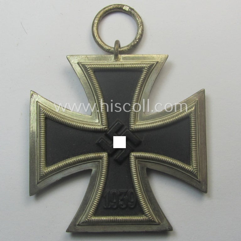 'EK II. Klasse' being a maker- (ie. '93'-) marked example that comes together with its original- and never-mounted ribbon (ie. 'Bandabschnitt') as was produced by the maker (ie. 'Hersteller'): 'Richard Simm & Söhne'