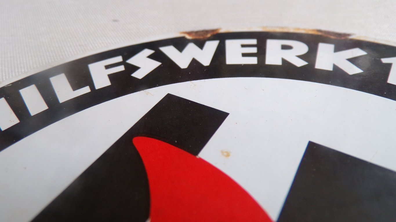 Winterhilfswerk 1933/34 enamel plaque