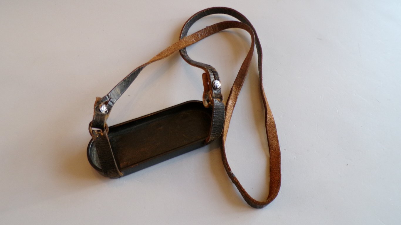 Dienstglas lens cover with sling