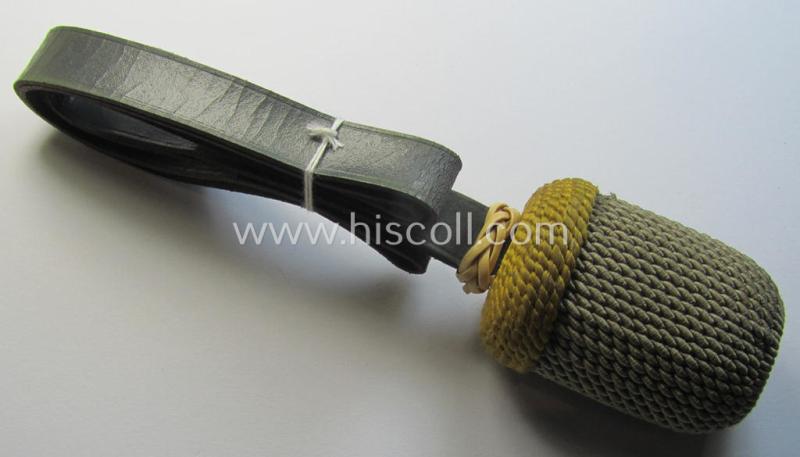 Attractive, bright-yellow- and white-coloured EM- (ie. NCO-) type side-arm knot (ie. 'Portepee' ie.: 'Troddel') as was used for the various WH-bayonets and that comes in an overall very nice- (ie. 'virtually mint- ie. unissued'-), condition