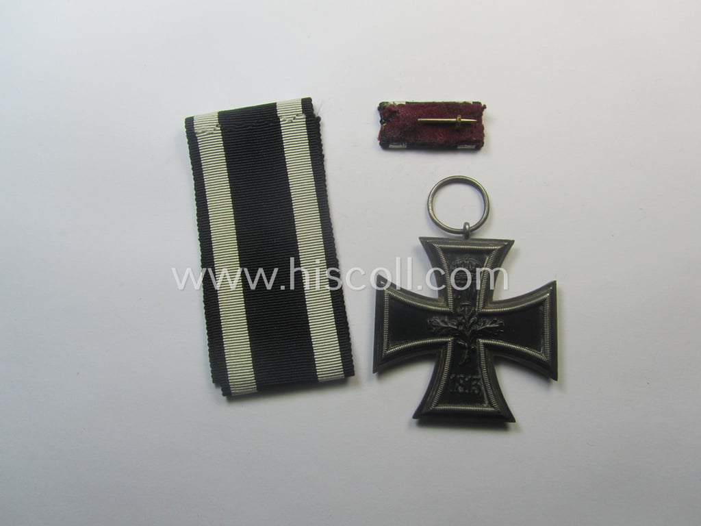 Superb - and quite unusual! - WWI-period: 'Eisernes Kreuz II. Kl.' (or: iron cross second class) being a maker- (ie. 'M'-) marked example that comes stored in its luxuriously-styled, greyish-coloured etui as issued and/or found