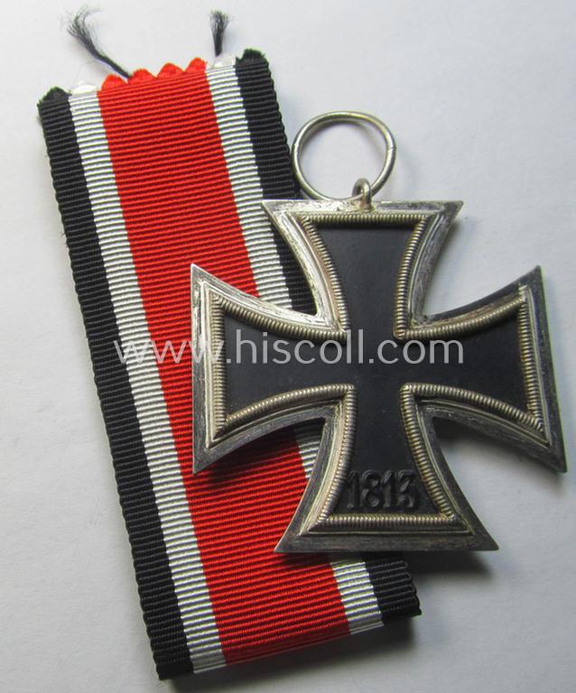 Attractive, 'Eisernes Kreuz II. Klasse' being a non-maker-marked example that comes together with its original- and never-mounted ribbon (ie. 'Bandabschnitt') as was (I deem) produced by the maker (ie. 'Hersteller'): 'Walter & Henlein'