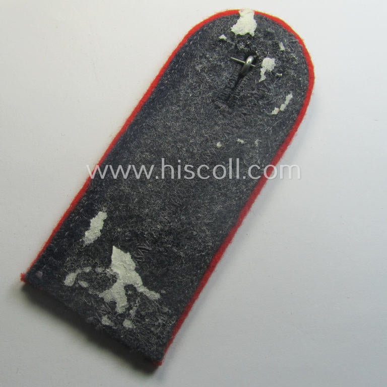 Single, WH (LW) 'cyphered', EM-type shoulderstrap as piped in the bright-red-coloured branchcolour as intended for usage by a: 'Soldat' who served within the: 'Flak-Artillerie-Abtgs. 25'