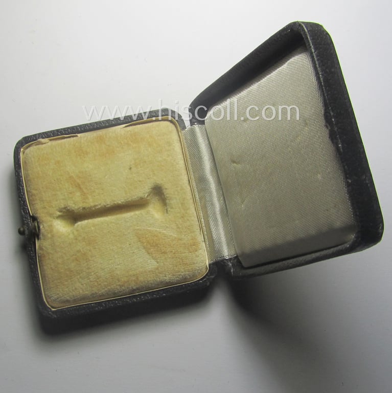 Attractive - albeit empty! - luxuriously-styled etui as was specifically intended to store an: 'Eisernes Kreuz 1. Klasse' (or: Iron Cross 1st class) that comes in an overall nicely preserved condition