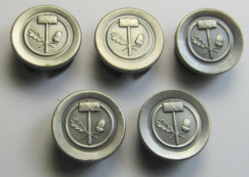 Detailed, silver-toned, TR-period-membership-badge (ie. 'Mitgliedsabzeichen') as was intended to signify membership within the: 'Reichsstand des Deutschen Handwerks' being a maker- (ie. 'GM'-) marked example