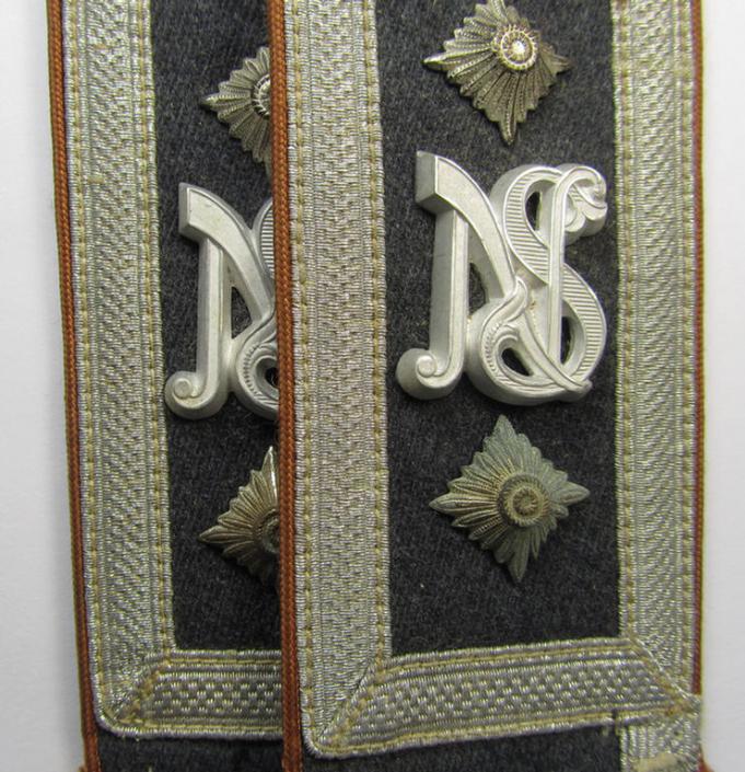 Fully matching, 'cyphered' pair of WH (Luftwaffe) NCO-type shoulderstraps, as piped in the light-brown-coloured branchcolour, as was intended for an: 'Oberfeldwebel der Nachrichten-Trpn. u. Mitglied einer Nachrichtenschule'