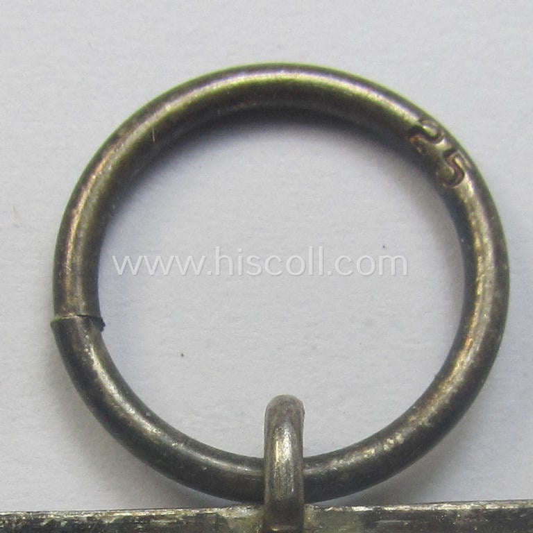 'EKII. Klasse' being a maker- (ie. '25'-) marked example that comes together with its 'Feld- o. Bandspange' and confectioned ribbon (ie. 'Bandabschnitt') by the maker (ie. 'Hersteller'): 'AG der Graveur-, Gold- und Silberschmiede-Innungen'