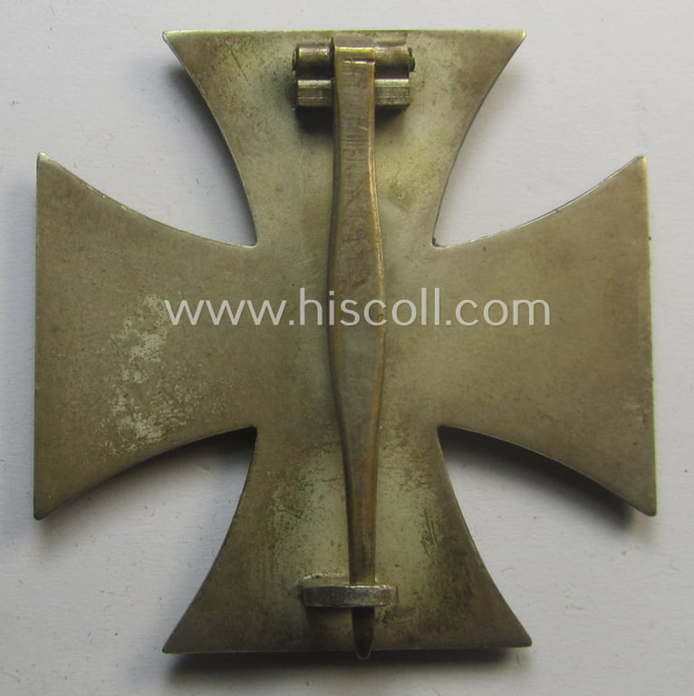 'Eisernes Kreuz 1. Klasse' (or: Iron Cross 1st class) being a typical non-maker-marked (and non-magnetic!) example that was (I deem) produced by the desirable 'Hersteller' named: 'Steinhauer & Lück'