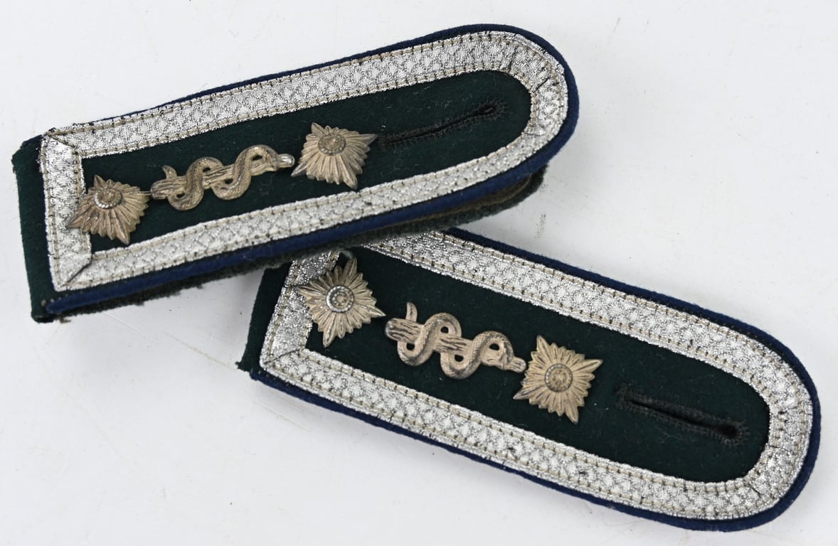 German WH NCO Medical Shoulderboard Set