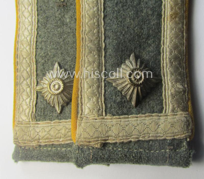 Truly used- and/or worn, pair of WH (Heeres) so-called: 'M40 o. M43'-pattern, NCO-type shoulderstraps: 'Feldwebel der Kav./Reiter- o. Aufklärungs-Trpn.'