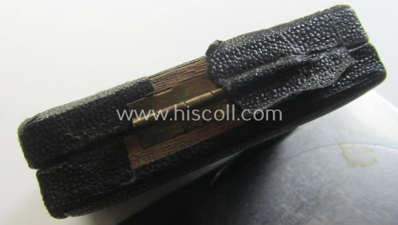 Superb - and rarely seen! - example of a: 'Wiederholungsspange zum EK I. Klasse' (or: bar to the WWI IC first-class) by the maker (ie. 'Hersteller'): 'B.H. Mayer's Kunstprägeanstalt' and that comes stored in its accompanying etui