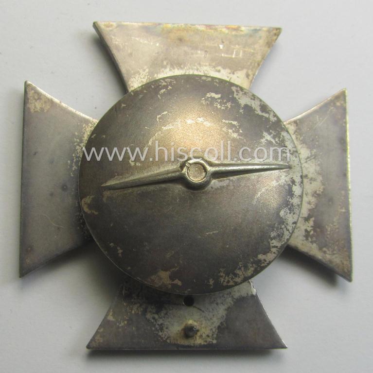 'EK 1. Klasse' (or: Iron Cross 1st class) as executed in the scarcely seen so-called: 'screw-back'-pattern being a non-marked example that comes stored in its accompanying etui