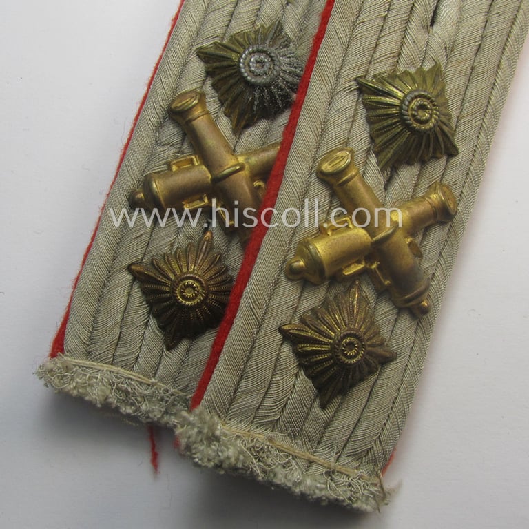 Fully matching - and actually scarcely encountered! - pair of WH (Heeres) neatly 'cyphered'- (and bright-red-piped!) officers'-pattern shoulderboards as specifically intended for a: 'Hauptmann u. Waffenoffizier der Artillerie-Trpn.'