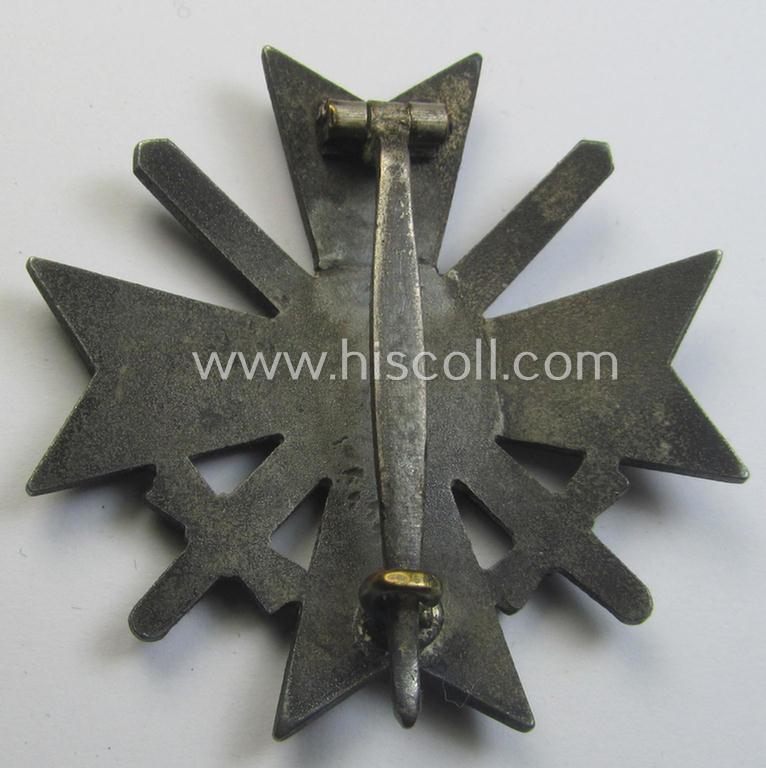 Attractive - and truly converse-shaped! - 'Kriegsverdienstkreuz 1. Klasse mit Schwerter' being a non-maker-marked specimen by a (by me) unidentified maker as executed in silverish-grey-coloured and/or typical zinc-based metal (ie. 'Feinzink')