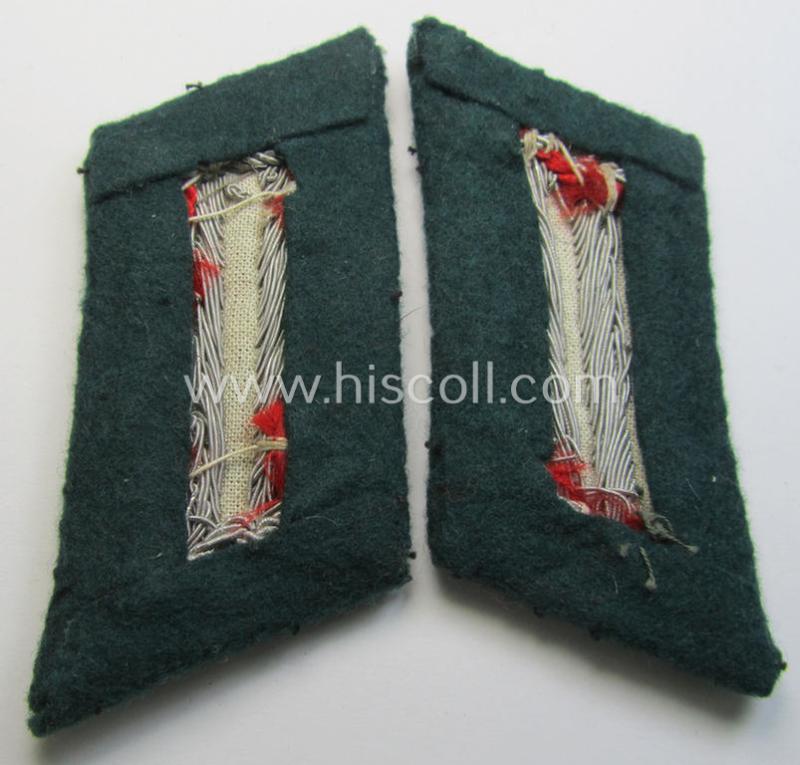 Moderately used - and fully matching! - pair of WH (Heeres) officers'-type collar-tabs, as was piped in the bright-red-coloured branchcolour as was intended for usage by an: 'Offizier der (Sturm)Artillerie-Truppen'
