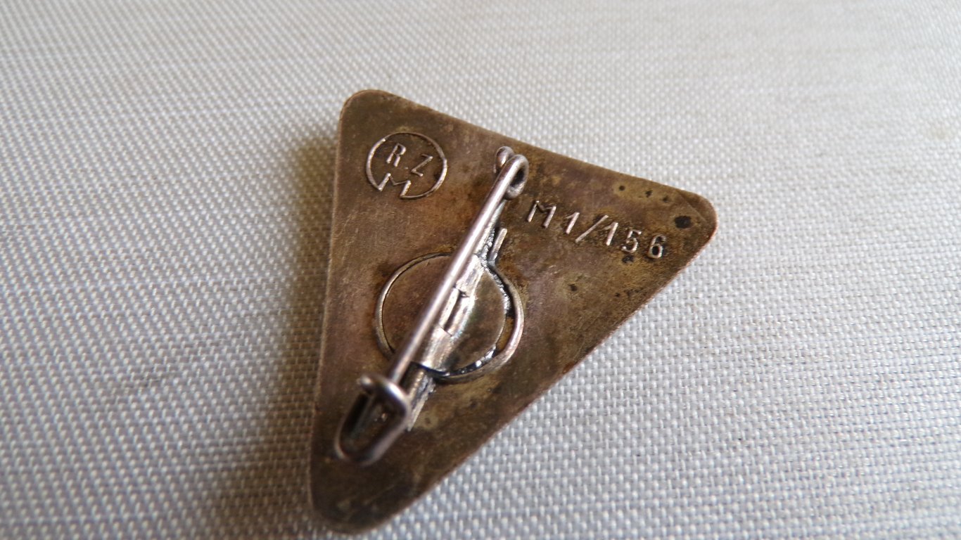 Deutsches Frauenwerk Badge – RZM M1/156