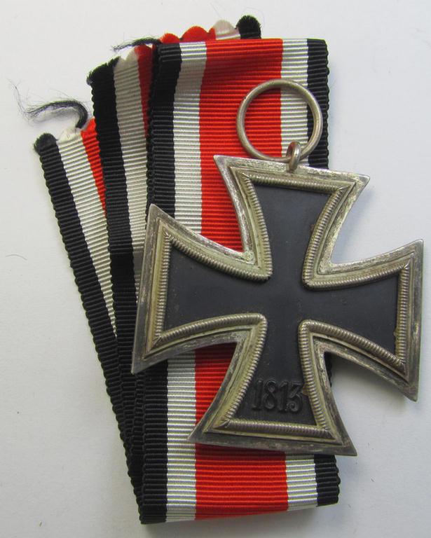 'Eisernes Kreuz II. Klasse' being a non-maker-marked example that comes together with its original- and never-mounted ribbon (ie. 'Bandabschnitt') as was (I deem) produced by the maker (ie. 'Hersteller'): 'Rudolf Souval'