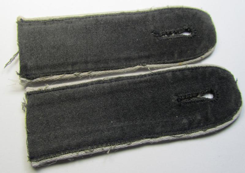 Attractive - and fully matching! - pair of DRK (ie. 'Deutsches Rotes Kreuz') white-piped, EM-type shoulderstraps as was intended for a: 'DRK Helfer'