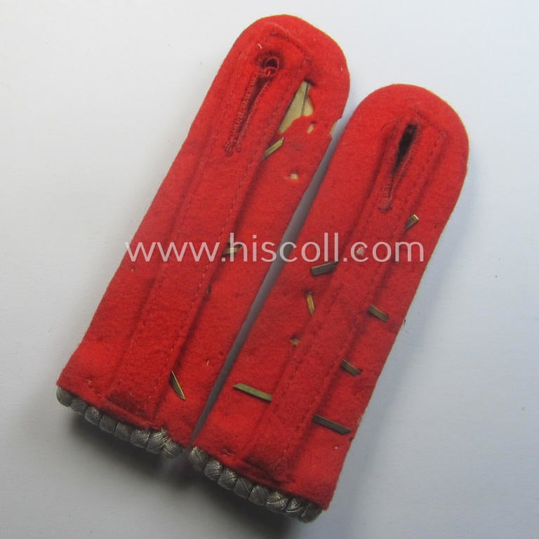 Fully matching - and actually scarcely encountered! - pair of WH (Heeres) neatly 'cyphered'- (and bright-red-piped!) officers'-pattern shoulderboards as specifically intended for a: 'Hauptmann u. Waffenoffizier der Artillerie-Trpn.'