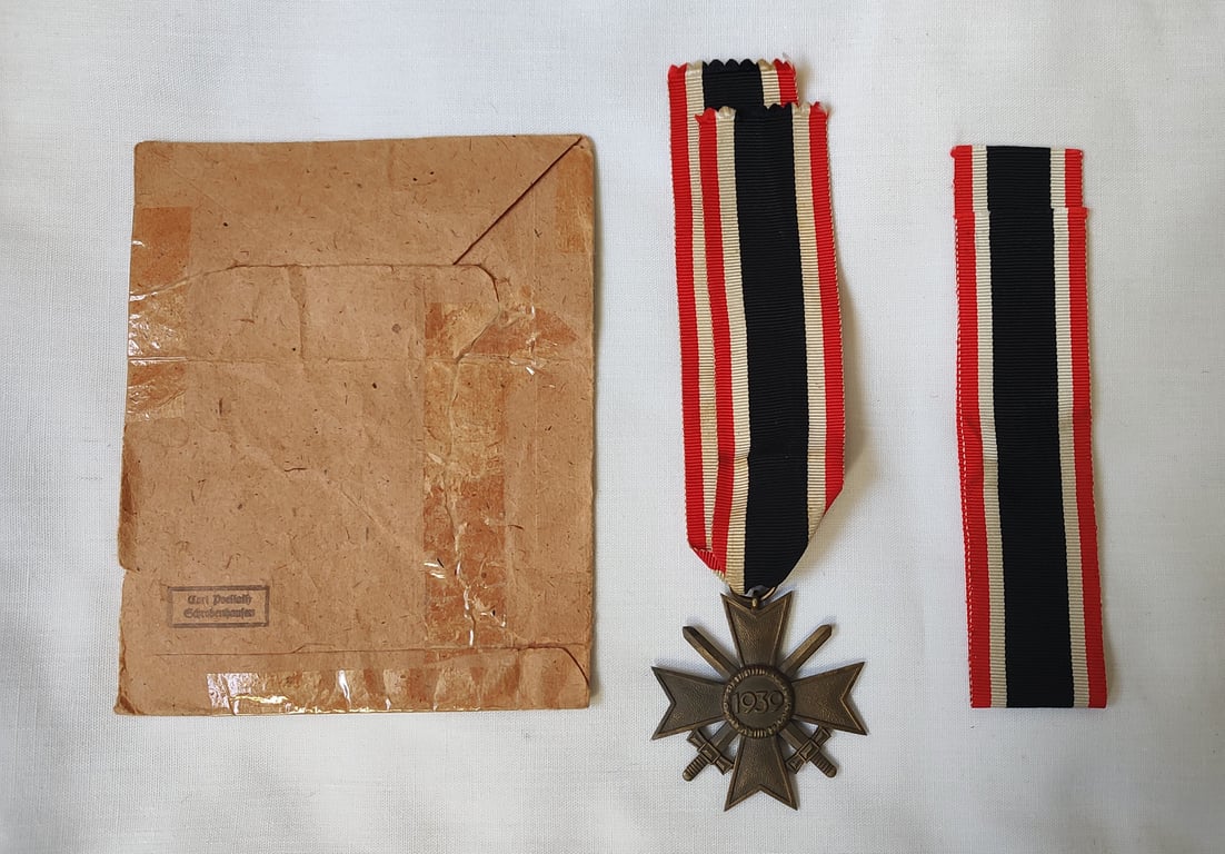 Medal set: KvK 2. 'Klasse mit Schwerten' (War merit cross with swords) and issue packet