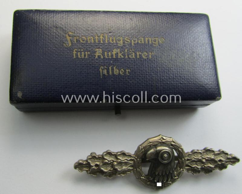 Stunning - and truly detailed! - 'Buntmetall'-based- (albeit non-maker-marked) specimen of a WH (Luftwaffe) 'Frontflugspange für Aufklärer in Silber' that comes stored in its early-war-pattern etui as issued and/or stored for decades