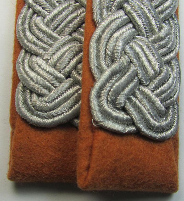Attractive - and fully matching! - pair of WH (Luftwaffe) officers'-type shoulderboards as was specifically intended for usage by a: 'Major u. Mitglied der LW-Nachrichten-Truppen'
