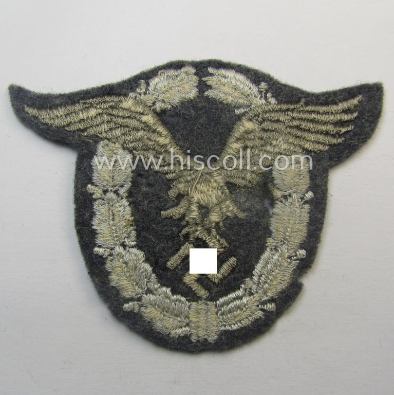 WH (Luftwaffe) 'Flugzeugführerabzeichen in Stoff' or: pilots'-badge) being a nicely machine-embroidered specimen that come in a 'virtually mint' condition