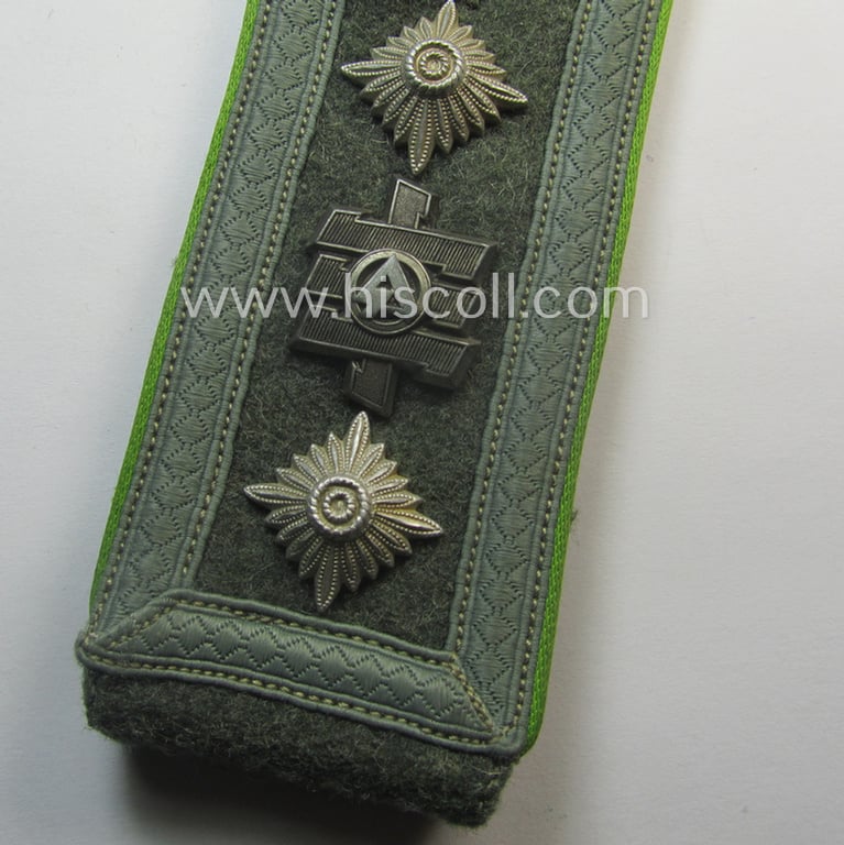 Stunning - albeit regrettably single but nevertheless extremely rarely found! - WH (Heeres) mid-war-period- (ie. 'M43'-pattern), 'cyphered' NCO-type shoulderstrap: 'Oberfeldwebel u. Mitglied des Grenadier-Rgts. “Feldherrnhalle”